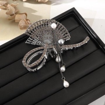 Элегантная заколка для волос