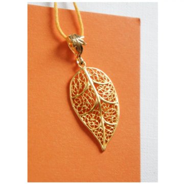 Золотой ажурный кулон лист