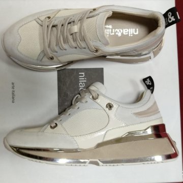 Новая модель  Женские кроссовки. Италия 