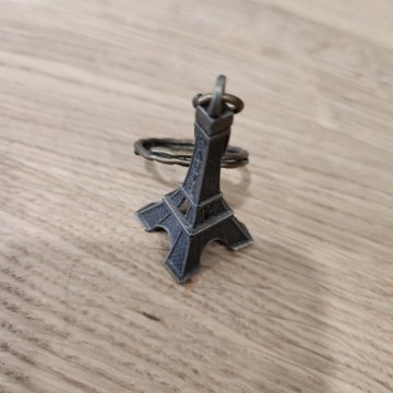 Брелок эйфелева башня.