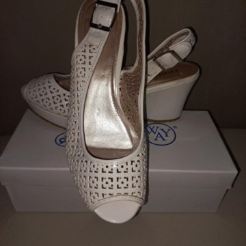 Новые сабо фирмы T'Taccardi. Размер 39.