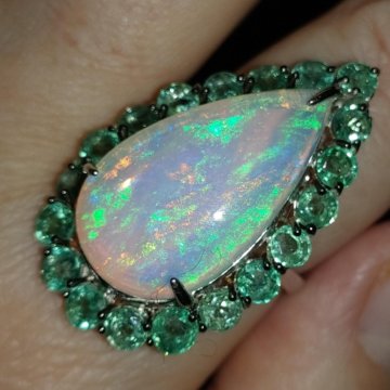 Кольцо с огромным эфииопским опалом и изумрудами