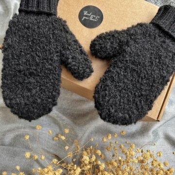 Кудрявые варежки из буклированной пряжи