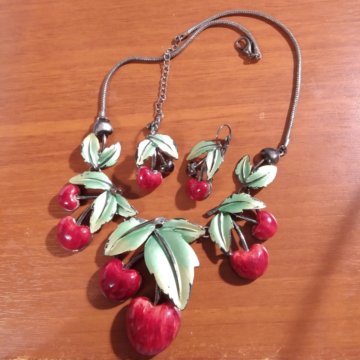Комплект из колье и серёжек вишни