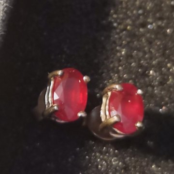 Пусеты с натуральным рубином.