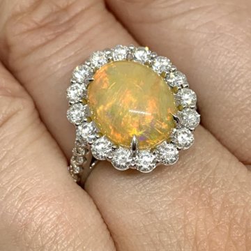 Золотое кольцо с опалом и бриллантами