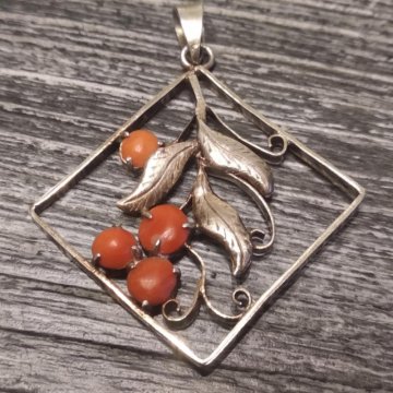 Ажурная серебряная подвеска-кулон с камнями