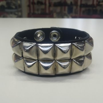 Кожаные браслеты с клепками