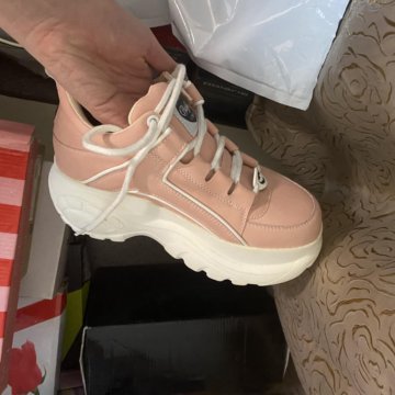 Кроссовки на массивной подошве