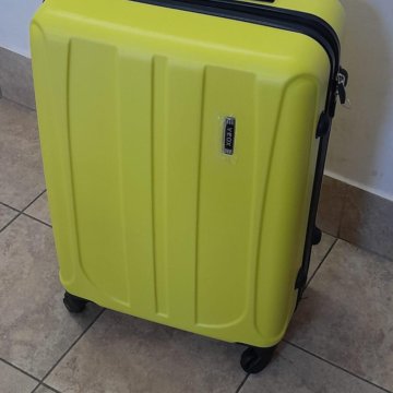 Новый желтый чемодан