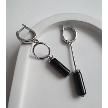 АСИММЕТРИЧНЫЕ СЕРЬГИ С ЧЕРНЫМ АГАТОМ