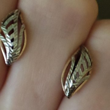 Золотые серьги с алмазной огранкой