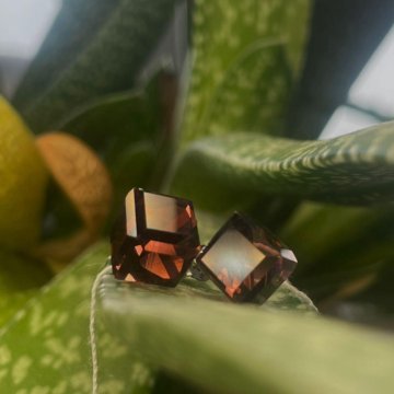 Серьги с граненым ювелирным стеклом бордо, серебро