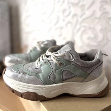 Кроссовки женские 38-39 Bershka