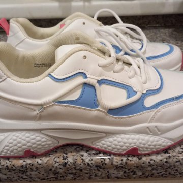 Кроссовки новые женские 40