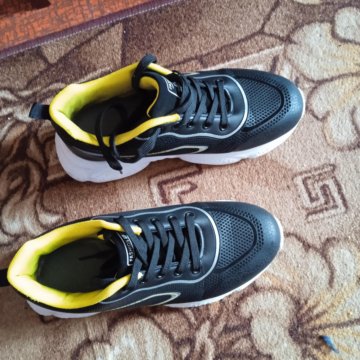 Кроссовки женские