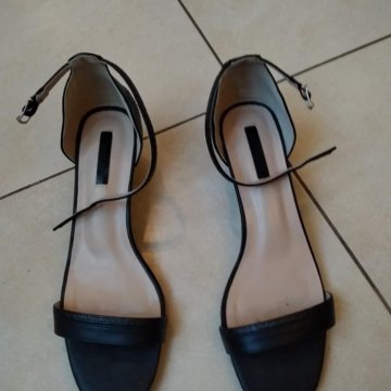 Босоножки черные