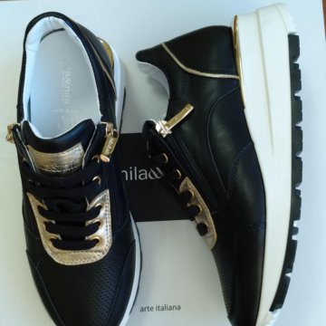 Новая модель  Женские кожаные кроссовки.