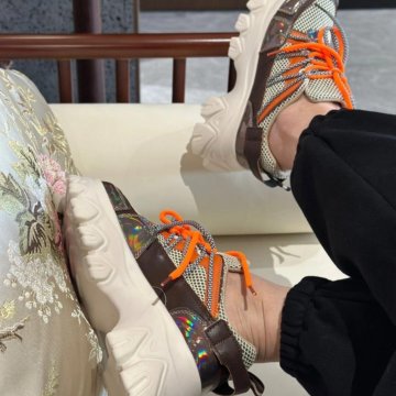 Лёгкие кроссовки