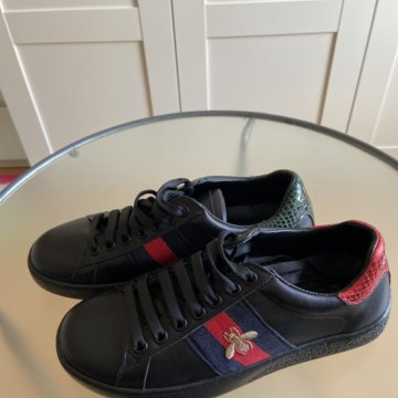 Кожаные кроссовки новые 37 размер