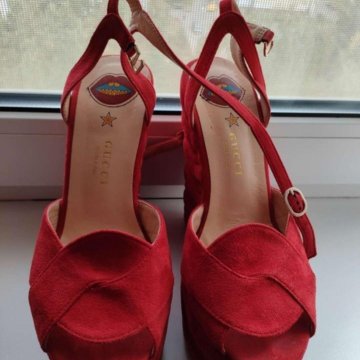 Босоножки на танкетке