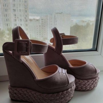 Босоножки на танкетке