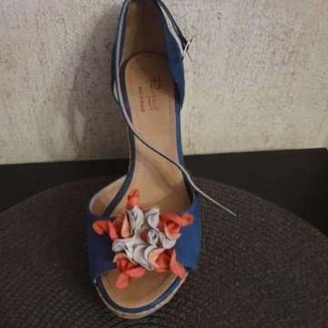 Летние босоножки на танкетке 