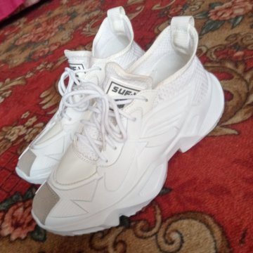 Новые кроссовки 