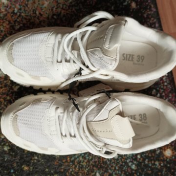 Новые кроссовки Бершка разнопарки