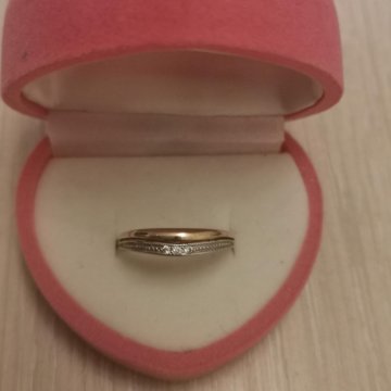 Кольцо золотое с фианитами