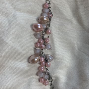 Розовый браслет с бусинами с сердечками