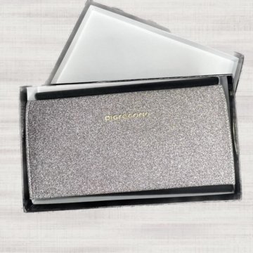 Новый мерцающий клатч итальянского бренда