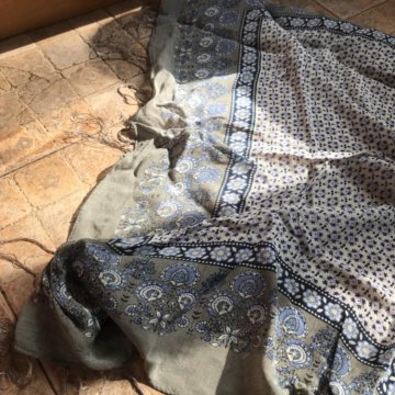 Хлопковый платок с шелковистыми кистями