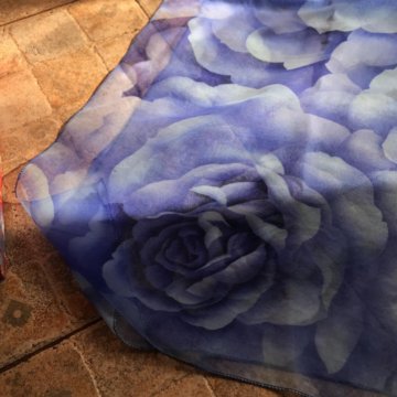 Шелковистый платок, рисунок «Розы»