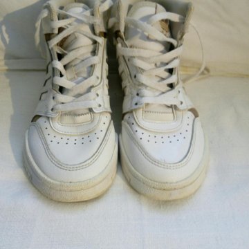 Кроссовки женские размер 35.