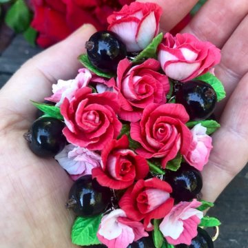 Браслет с ягодами и розами