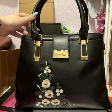 Черная сумка с вышивкой