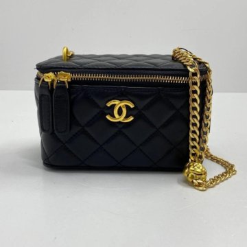 Косметички Chanel
