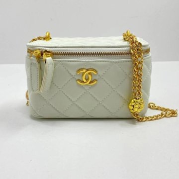 Косметички Chanel