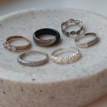 Серебряные кольца и кольцо из агата