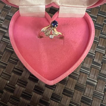 Кольцо золотое с сапфиром и фианитом