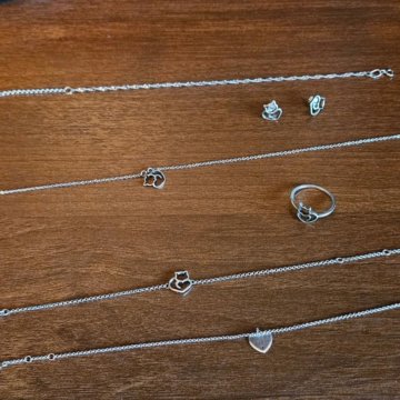 Лот серебряных украшений