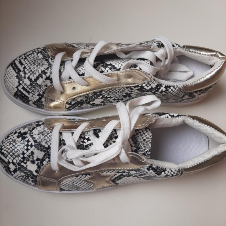 Кроссовки леопардовые.