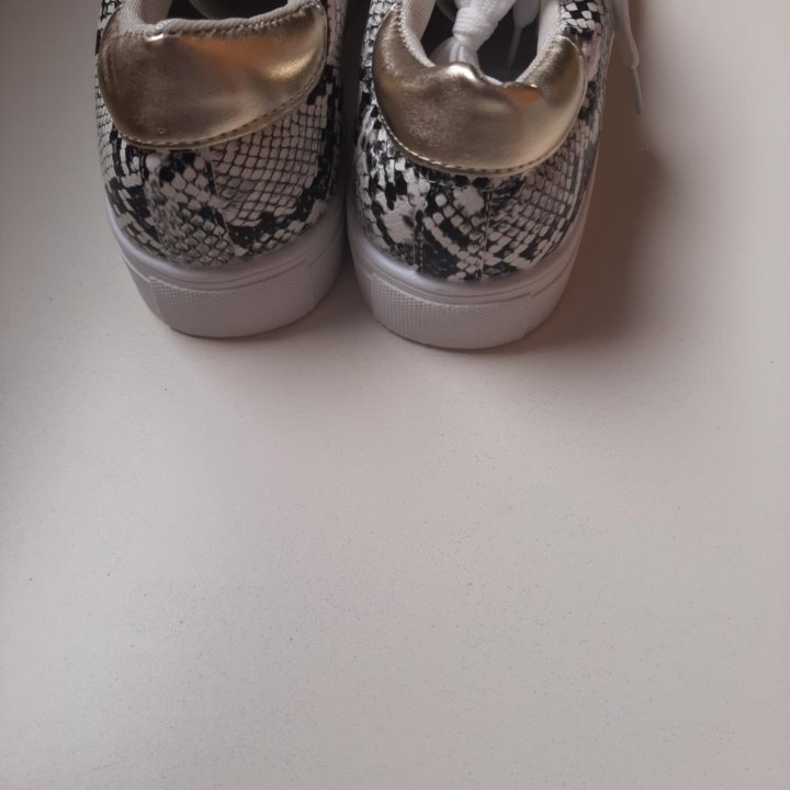 Кроссовки леопардовые.