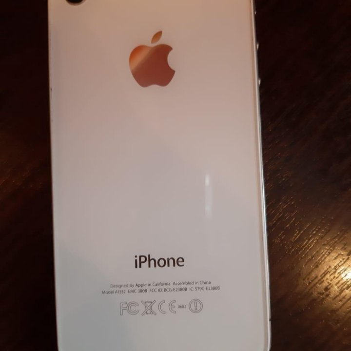 Телефон iPhone 4