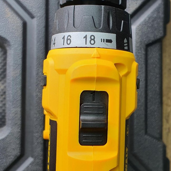 Шуруповерт 18V DeWALT