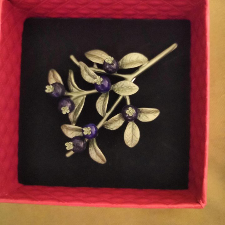 Брошь черника