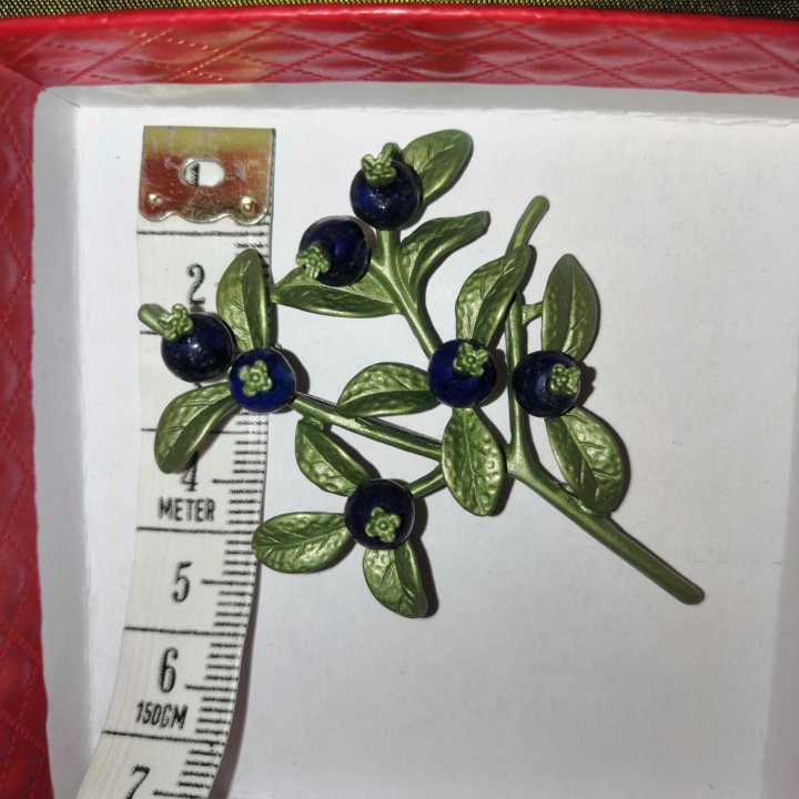 Брошь черника