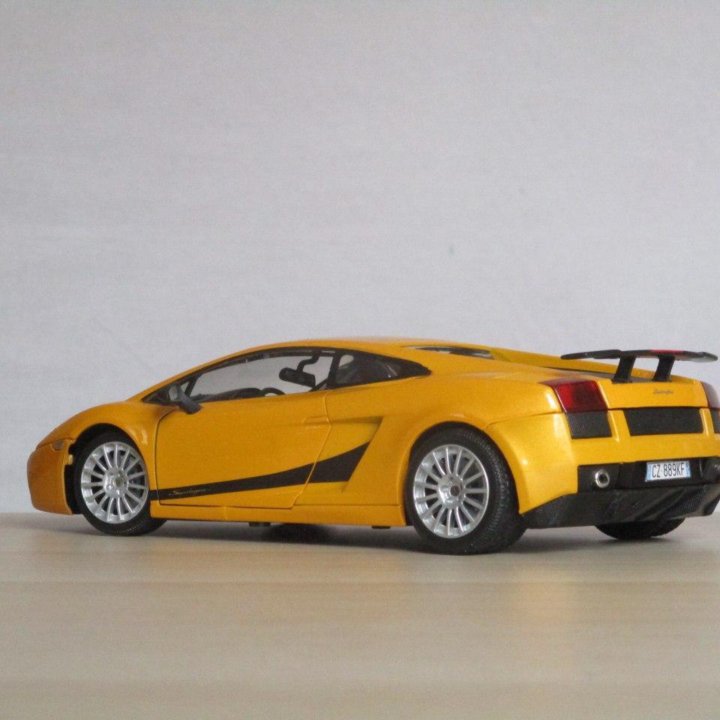 Коллекционная модель Lamborghini Gallardo 1:18