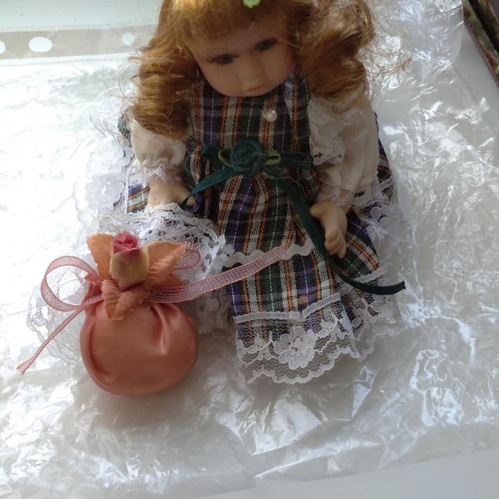 Кукла фарфоровая